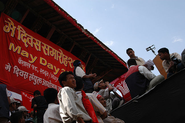 鮮血色の旗。<br /><br />あぁ、今日はメーデー。<br /><br />デモだったのですね。<br />私のトラウマ。