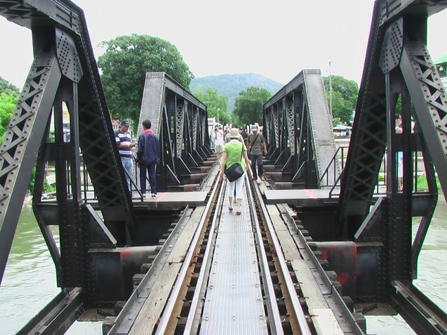 昔は渡れなかったそうですが、今は向こう岸まで渡れます。。ここは西洋の方が多いですね。。