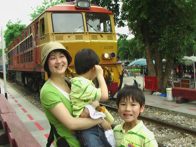 ここからは、一日3便の電車に乗って1時間の電車に乗ります。<br />今は、ミャンマーまでの４００キロの道のりはつながっておらず、タイ国内分を修復して使用しています。<br />（つながっていたら便利なんですけどね。。。）