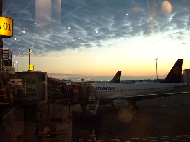 早朝4:45のDUS空港。なにしろストックホルムに出来るだけ早く到着したかったのでこんな時間に着いてしまいました。眠っ。