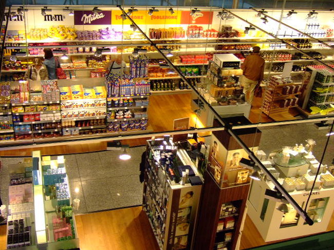 当たり前ですが、免税店も人影まばら。むしろ人がいることのほうが驚きかも。