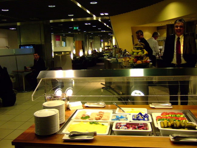 5：30のOpenを待ってラウンジへ。規模・内容ともに「まぁまぁ」レベルでしたが、日経と朝日が置いてあったのはさすがデュッセルです。