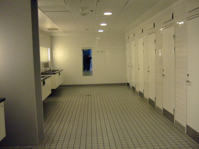 トイレに入ってまたまたびっくり。これは男性用のトイレですが、「小さい方専用」さえも全て個室なんです。こんなの初めてでした。（続く）