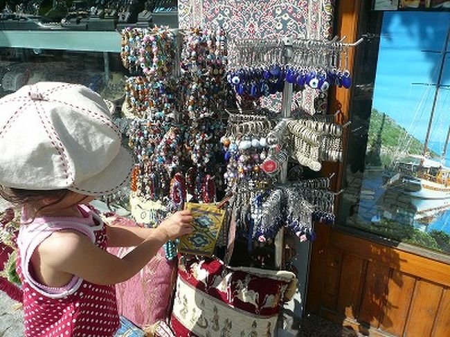 街にはおみやげ屋さんがいっぱい。<br />手頃なキーホルダーなどたくさん売っているので、娘も大喜び。見ても見ても飽きない様子でした！