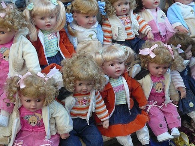 こんなものを見つけたときには！<br />すごい勢いで駆けて行きます。<br />お人形多いですね。