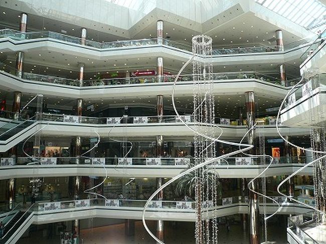 大型ショッピングセンター。<br />イスタンブールでは建設ラッシュです。<br />ここはメトロのシシリ駅直結のジェバーヒル。<br />スルタンアフメットからうまく乗り継げば４０分程度で行けます。<br />吹き抜けで明るくきれいでした。<br />お店もたくさん。
