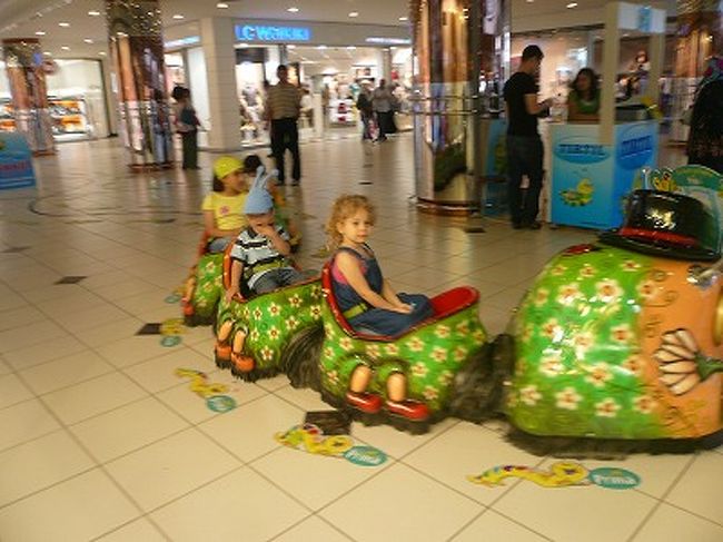 こんなかわゆい乗り物も！<br />カフェもたくさんあって、フードコートもあります。