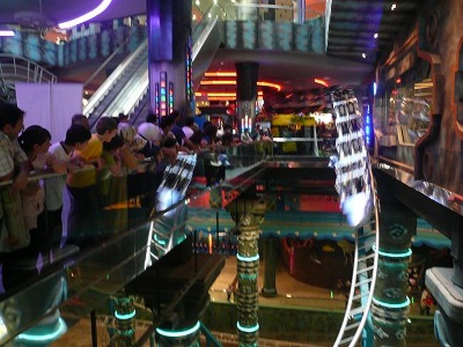 屋内遊園地まであって、ジェットコースターが走るのをたくさんの人が見ていました。<br />ボーリング場もありました。