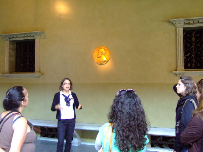 11:00発、英語／スペイン語のツアーに滑り込みセーフ。ガイドのお姉さんはとっても聞き取り易い英語で説明もよくわかりました。