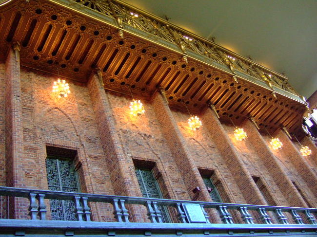 入ってすぐの大広間。政府の公式行事のほか、一般向けの催し（コンサートその他）にも使用されているとか。ノーベル賞授与式の晩餐会でおなじみのスペースです。