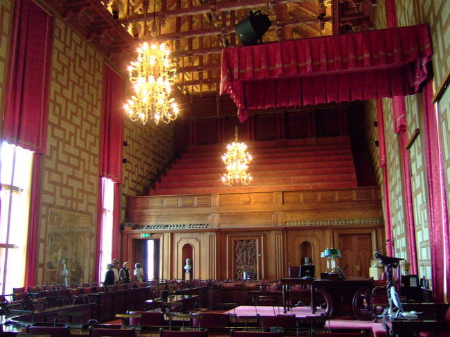 市議会。奥上方の席＝一般観覧席で会期中は誰でも聴講可能ですが、現在はネットの発達もあって数人しか来ないそうです。