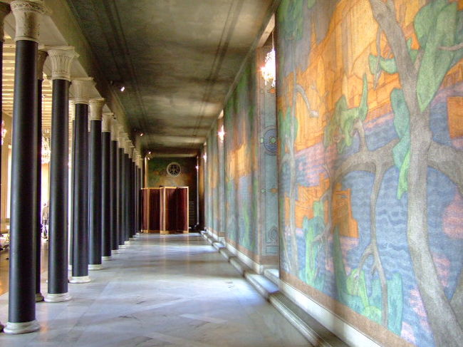 青い色調の壁画にはストックホルムの街が描かれています。この部屋は今でも市がVIPを招待するのに使用されていますが、窓を背に座っても街の様子がわかるようにという配慮なのだそうです。