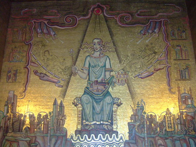 これはすごいです。世界の平和を願う意味で、左下には主に欧米の象徴が、右下にはトルコ・アラブ・インドなどアジア方面の象徴が描かれています。