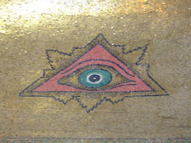 ベトナムのカオダイ教のシンボルに良く似てます。