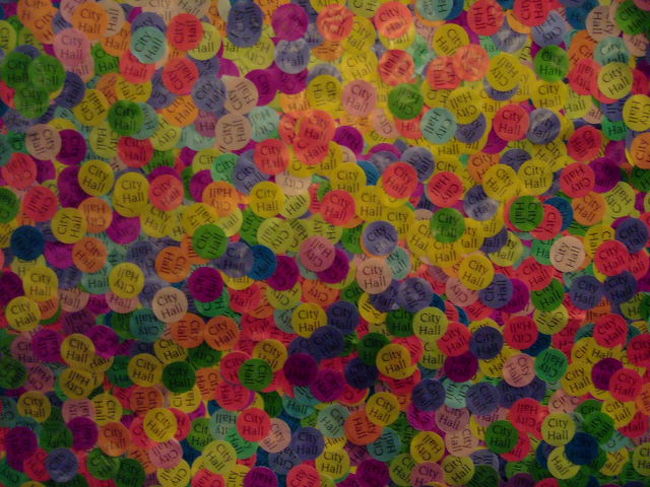 出口の手前に、ツアーのチーム（語学毎に色違い）識別シールを貼るための板がありました。ある意味これも芸術的でした。