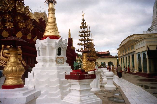 シュエジィーゴォンパゴダ。（金の砂のパゴダの意味。）砂の所へ建てた。釈迦の歯と骨が安置されていると伝えられている。<br />