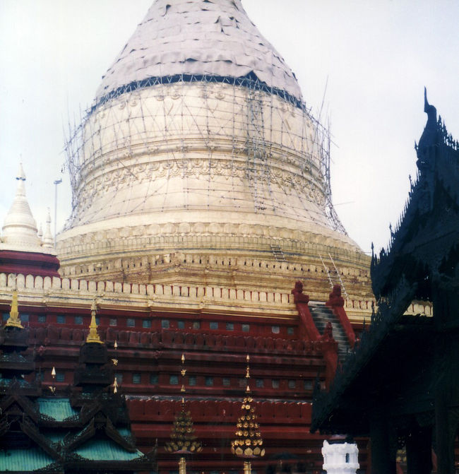 シュエジィーゴォンパゴダ。金プレート、寄付した人の名前も書いてある現在修復中だった。国中のパゴダ建築のモデルになったと言われる。<br />