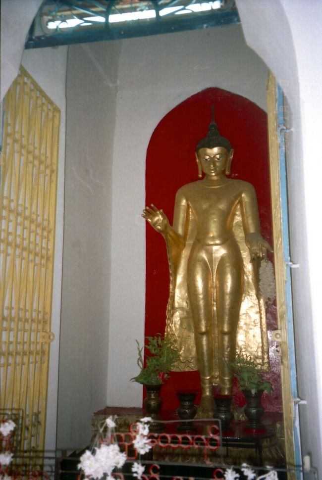 シュエジィーゴォンパゴダの仏像。目は下を向いていて、耳は肩についていない。<br />