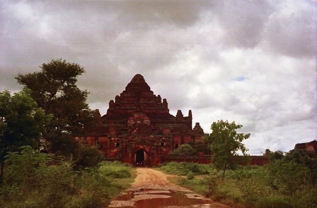 ダマヤンヂー寺院。建物は未完成。自分の父親を殺害して自分が王様になった。幽霊が出るとか？パパイヤの花が咲いていた。<br />