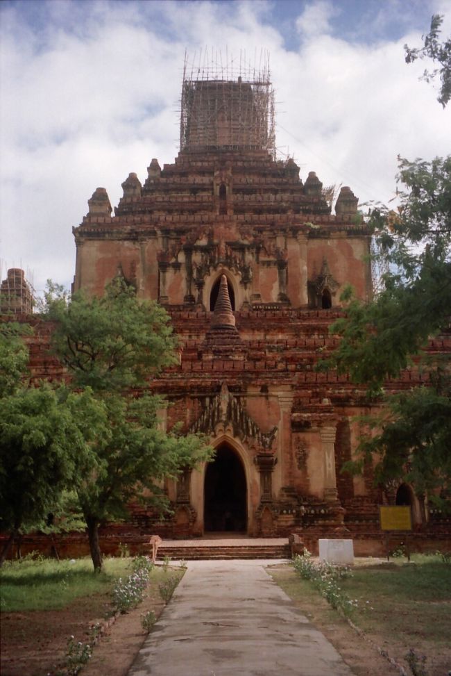 スラマニ寺院。東西南北を向いた４体の赤く塗られた仏像があった。<br />