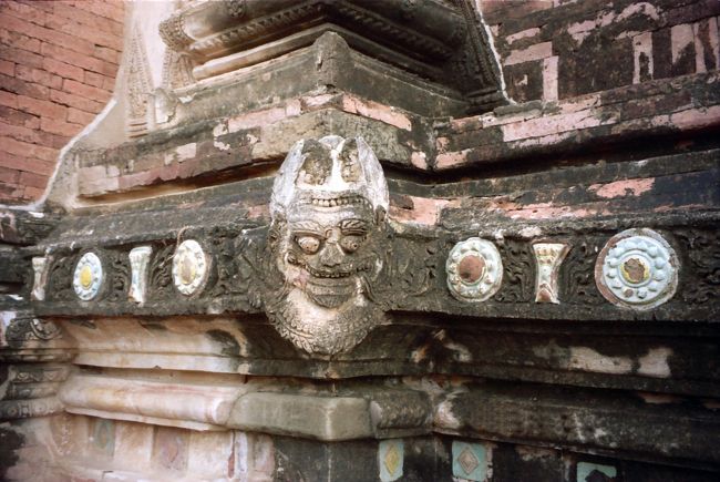 スラマニ寺院。怖い顔した守り神の焼き物。<br />