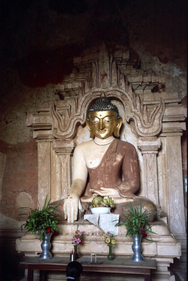 ティーロミィンロー寺院。顔だけ金箔の仏像。遺跡の金は禁止になった。<br />