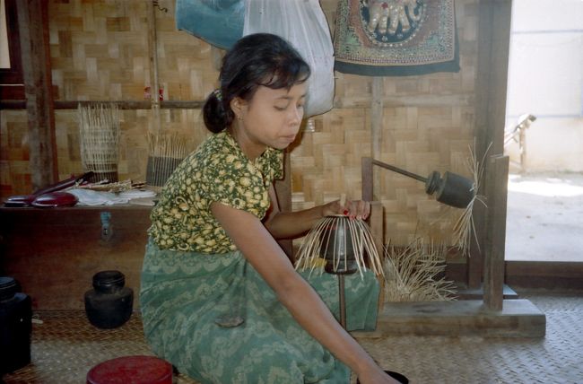 漆器製造。女性がお椀を作っていた。竹と馬のシッポを編んで作る。漆を１０〜２０回塗って仕上げる。１個５ドルだ。<br />