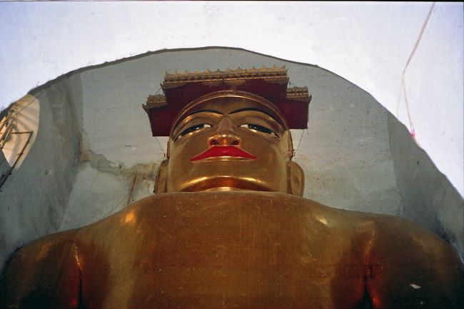 マヌハ寺院。部屋に比べて仏像のほうが大きい。金箔。<br />