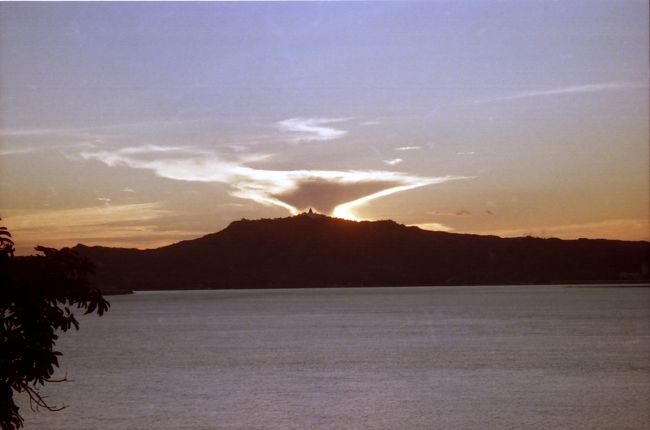 山の上にも寺院がある。燃えているような何とも言えない不思議な夕日が見られた。<br />