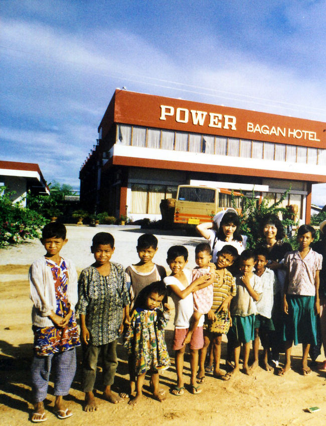パガンのパワーホテルの前に子供たちが写真を撮って欲しいと大勢集まって来た。<br />