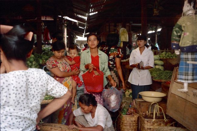 ニャウンウーマーケット。パガンの人々の生活の場で活気がある。<br />