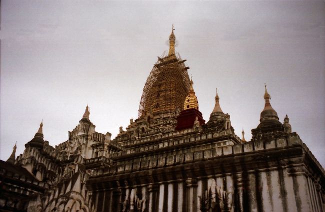 アーナンダ寺院。パガンの遺跡を代表する最大で美しい寺院。本堂は一辺が５３ｍの正方形。<br />