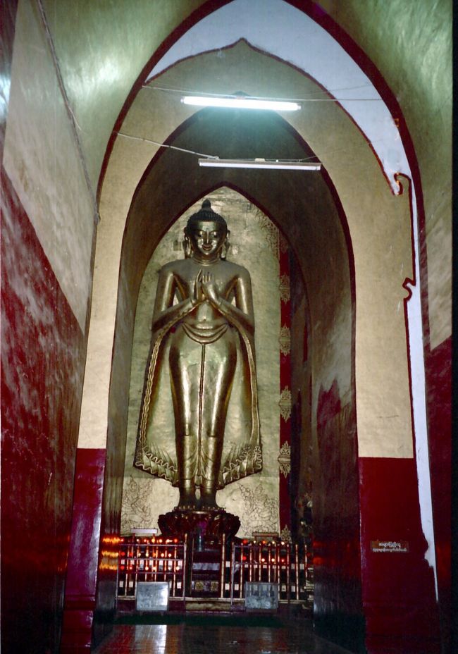 離れてみると笑っている仏様。中央に高さ９・５ｍの４体の仏像が納められている。<br />