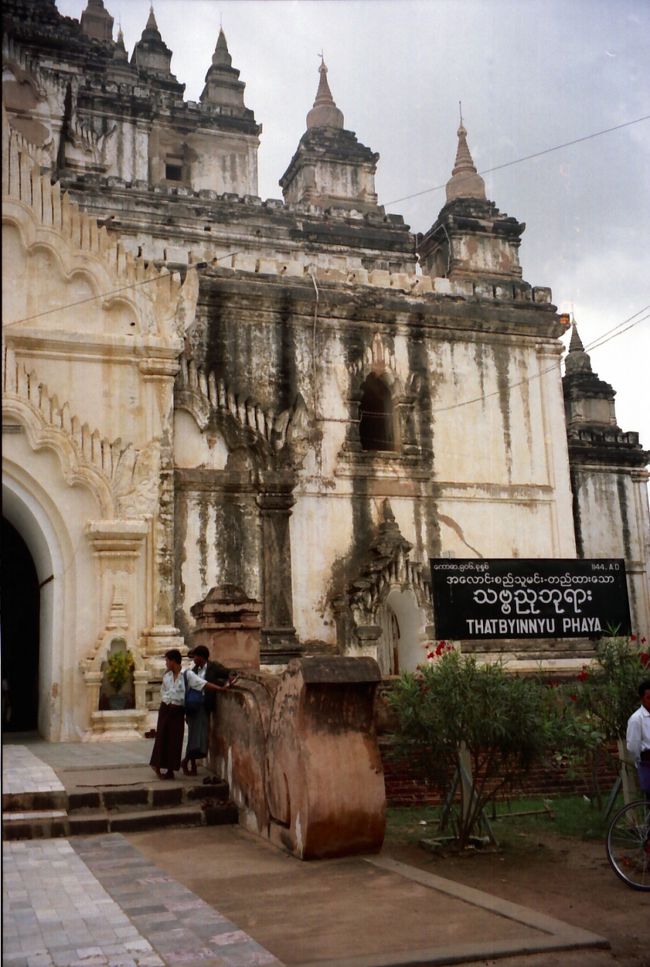 タビィニュ寺院。パガンで一番高い寺院。高さ６６ｍ。当時１階と２階は６００人〜８００人のお坊さんが生活していた。<br />