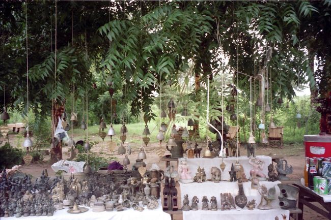 途中のお店屋さんは木に吊るしたり商売熱心。<br />