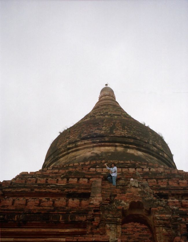 ミンガラーパゴダ。パガン王朝最後のパゴダの階段を裸足で登る。<br />