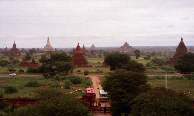 ミンガラーパゴダからの眺め。沢山のパゴダの風景。<br />