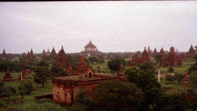 ミンガラーパゴダからの眺め。幻想的な風景が広がっている。<br />