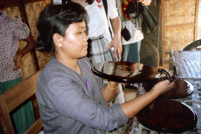 漆の仕事。お盆を仕上げていた<br />