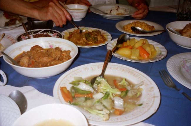 夕食はミャンマー料理。チキン・ビーフ・野菜などご飯の上に全部のせて食べる。<br />