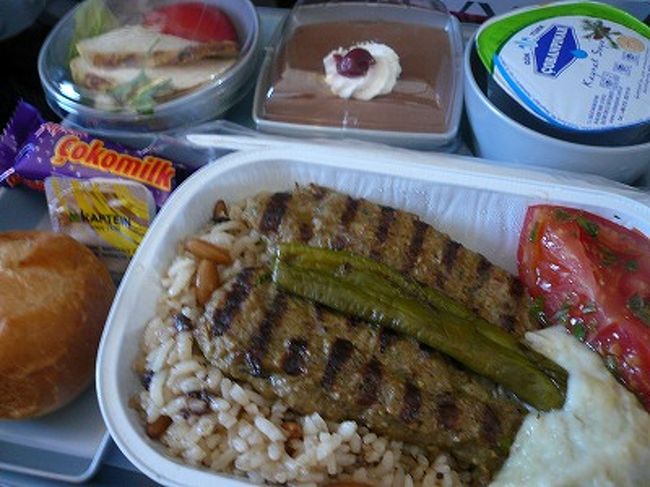 機内食はアダナケバブでした。<br />おいしくて...完食。<br />チョコレートムースもいけました★