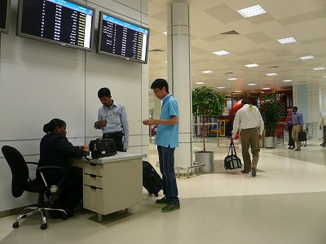 ドーハ１８：１０着<br />関空行きの０：４５まで、６時間!!!<br />５時間以上の待ち時間がある乗客には、ミールクーポンをくれます。