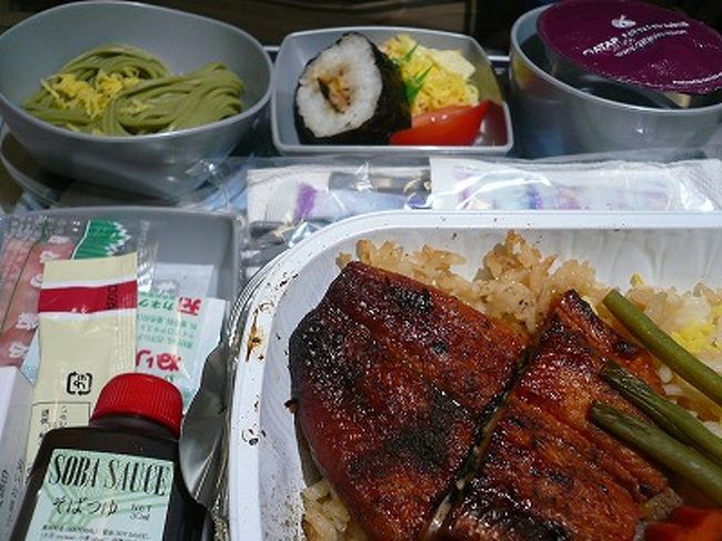 なが〜い待ち時間を行きと同様、思いきり遊び、深夜にもかかわらず元気でいてくれました。<br />バスで飛行機まで移動し、搭乗。<br />搭乗するとすぐに眠りにつきました。<br />ラッキーなことに、この日は座席の半分以上が空いているとのこと！<br />１回目機内食。和食です！もちろんもりもり食べたのでした。<br />食後は横になってぐっすりでした。<br />