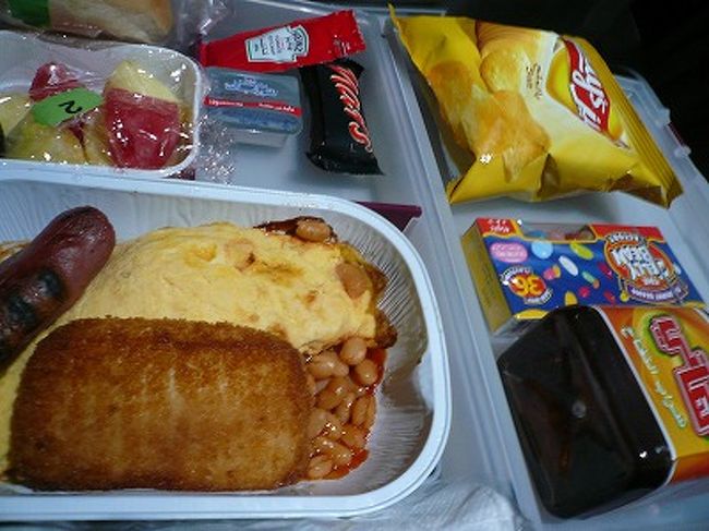 チャイルドミールの朝食。<br />娘はあまり機内食を食べませんが、パンとフルーツはしっかり食べていました。