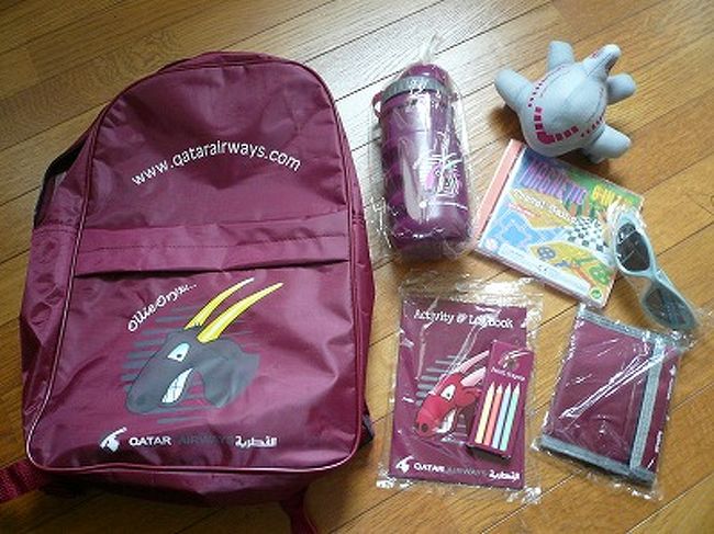 カタール航空の関空〜ドーハの長距離路線では、こんなにいろいろもらえます！<br />リュックに、水筒やサングラスなどたくさん！<br />行きも帰りも１つずつもらえるので、このセットうちには４つあるのです！カタール航空利用２回目なので...