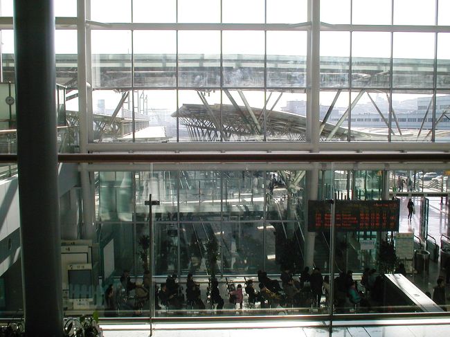 ソウル駅は何度も訪れましたが､新装なったソウル駅は初めてでした。赤レンガ造りの旧駅と比較しますと、近代ビルそのものです。