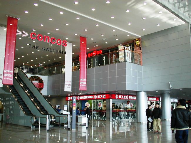 1階が切符売り場で､2階と3階が待合室でした。昼になりましたので、3階のスパゲティ店で食事をしました。センメッチュ(生ビール)もありました。