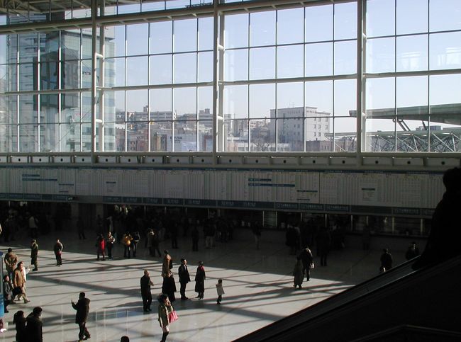 1階の切符売り場を2階の待合室から見下ろしたところです。重厚な旧駅舎と比較し、外光をふんだんに採り入れた開放的な造りです。