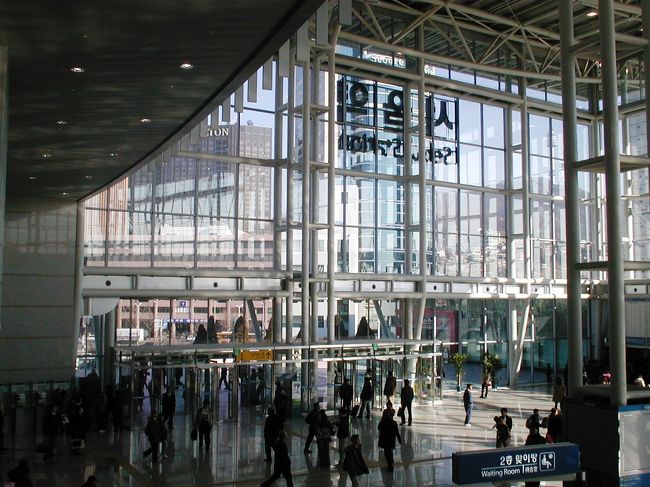 中央やや右手の上部には｢ソウル駅｣の表示が、英文とハングルで記されていました。ただし､こちら側からは裏文字です。