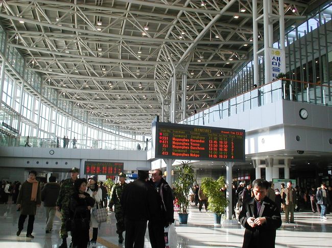 ここが切符売り場のあった1階部分です。窓口がたくさんありましたので､どこで切符買ったらいいのか、迷いそうです。